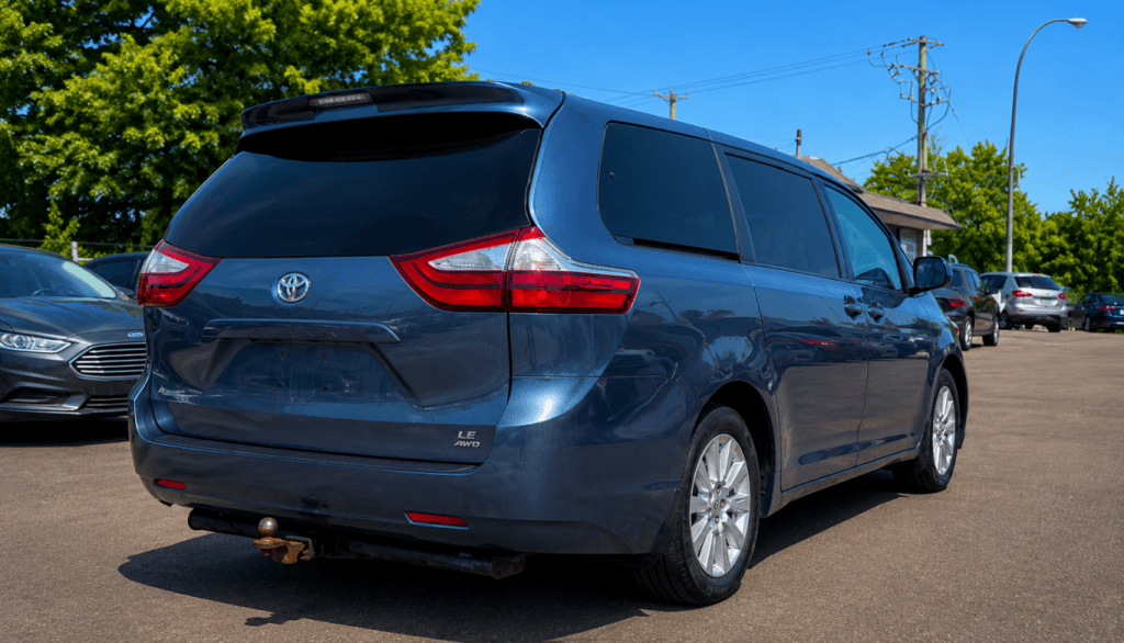 2015 Toyota Sienna LE thumbnail 5