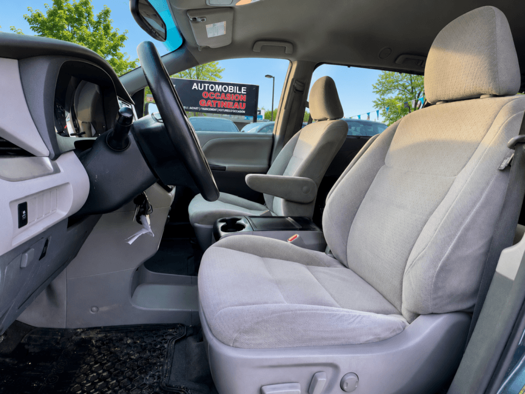 2015 Toyota Sienna LE thumbnail 8