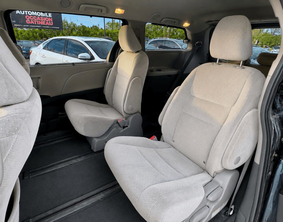 2015 Toyota Sienna LE thumbnail 9