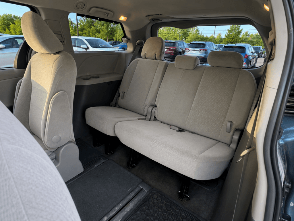 2015 Toyota Sienna LE thumbnail 12