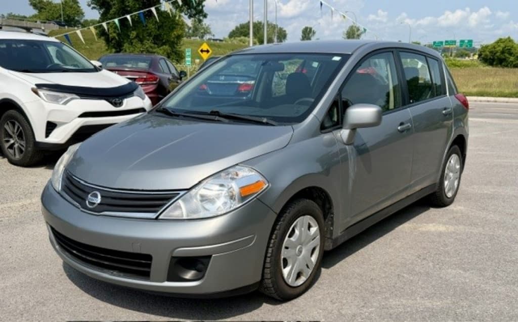2012 Nissan Versa S thumbnail 2
