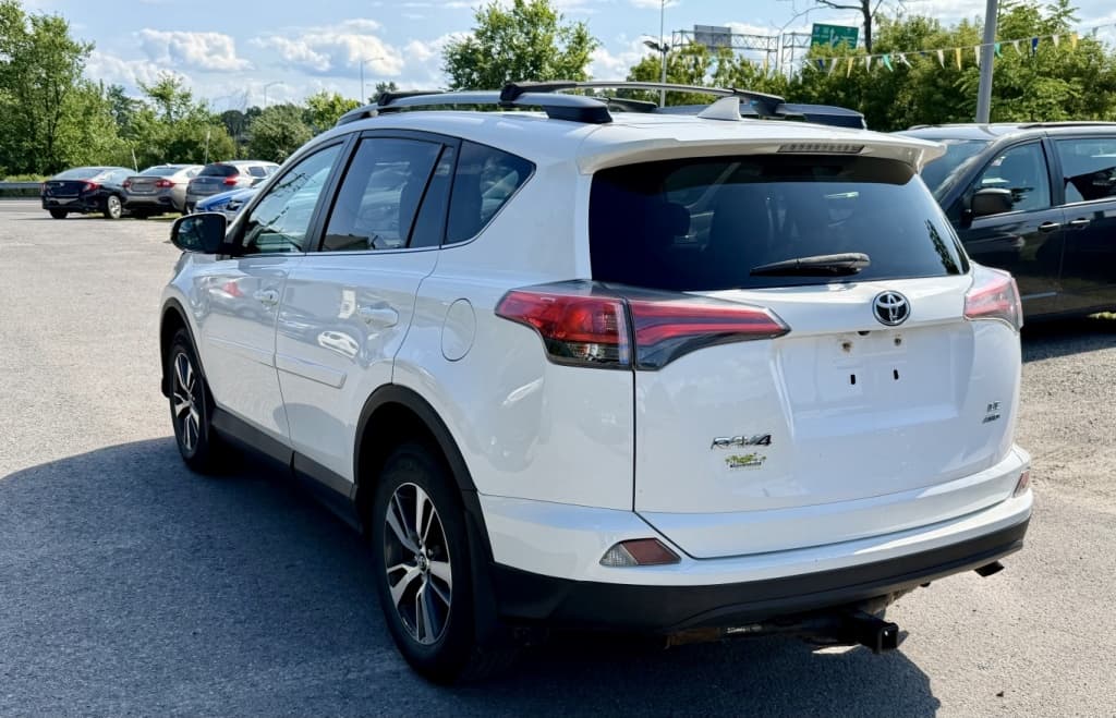 2018 Toyota RAV4 LE thumbnail 3