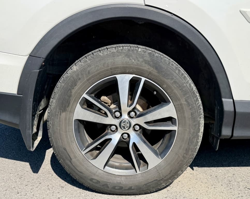 2018 Toyota RAV4 LE thumbnail 5