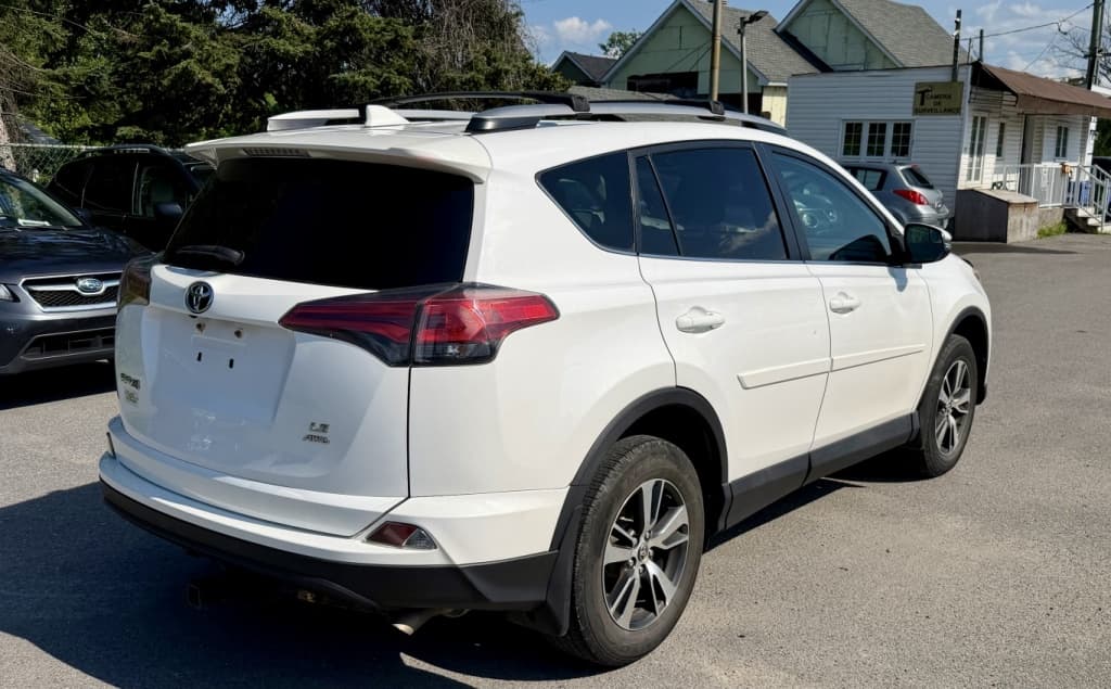 2018 Toyota RAV4 LE thumbnail 4