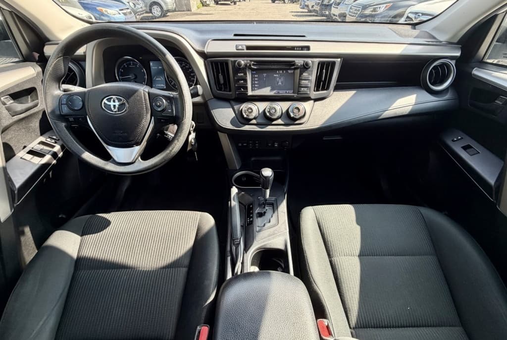 2018 Toyota RAV4 LE thumbnail 8