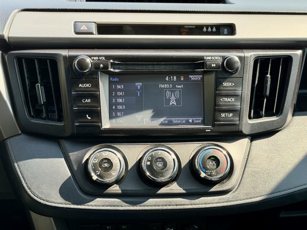 2018 Toyota RAV4 LE thumbnail 9