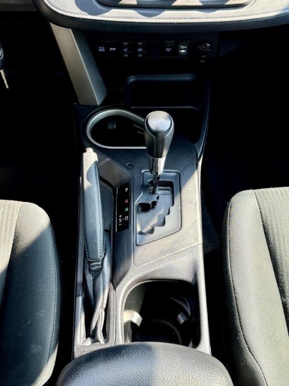 2018 Toyota RAV4 LE thumbnail 10